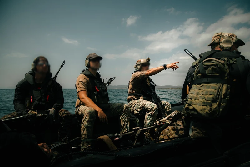 Operadores especiales del Batall�n de Operaciones Especiales Jaramij� (BIMJAR) de la Infanter�a de Marina de Ecuador y boinas verdes del 7mo Grupo de Fuerzas Especiales del Ej�rcito durante la fase de infiltraci�n anfibia durante un ejercicio militar realizado entre abril y mayo en Ecuador. (Cr�ditos: Armada de Ecuador). 
